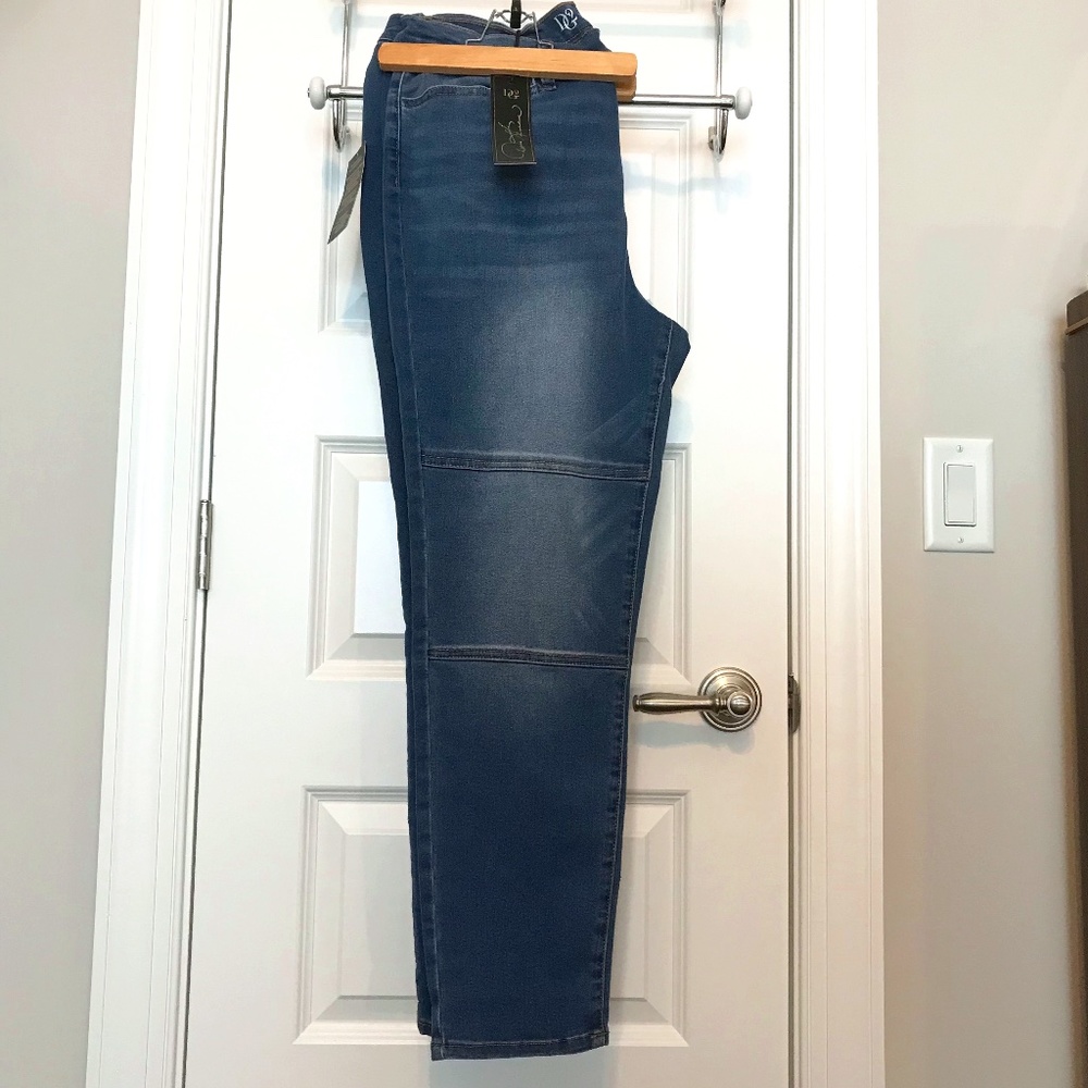 NWT DG2 4-pocket straight leg medium wash blue jeans—virtual stretch (16)